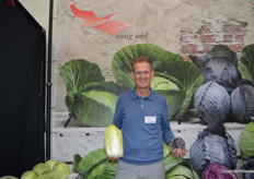 Pieter Duin van Wing Seed met de Chinese kool Bruce en een speciale kleine rode kool, Aviato F1. Bruce komt inmiddels goed door in de Nederlandse markt vertelde Peter, net als de zwarte tomatenrassen van het veredelingsbedrijf. Aviato F1 valt op met een lang oogstvenster en al vanaf 700 gram gewicht 'een knoertharde' kern.